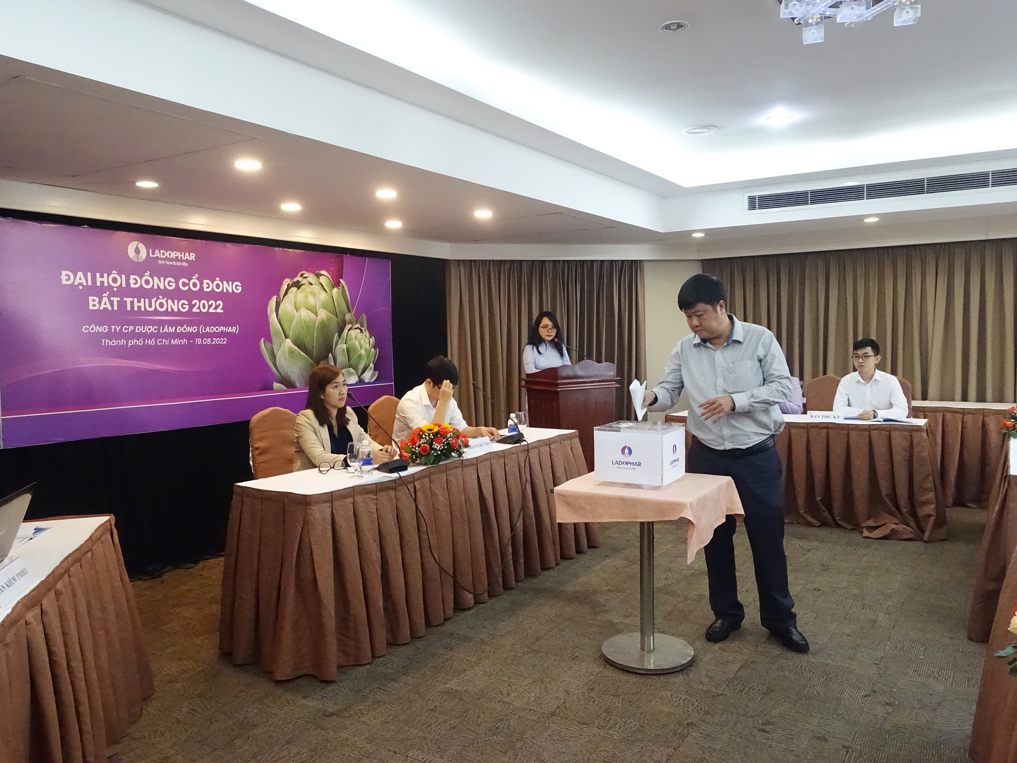 ĐHĐCĐ bất thường Ladophar: Điều chỉnh kế hoạch kinh doanh năm 2022, kỳ vọng dấu ấn từ tân TGĐ Lê Thị Minh Thùy - Ảnh 2. ĐHĐCĐ bất thường Ladophar: Điều chỉnh kế hoạch kinh doanh năm 2022, kỳ vọng dấu ấn từ tân TGĐ Lê Thị Minh Thùy - Ảnh 2.