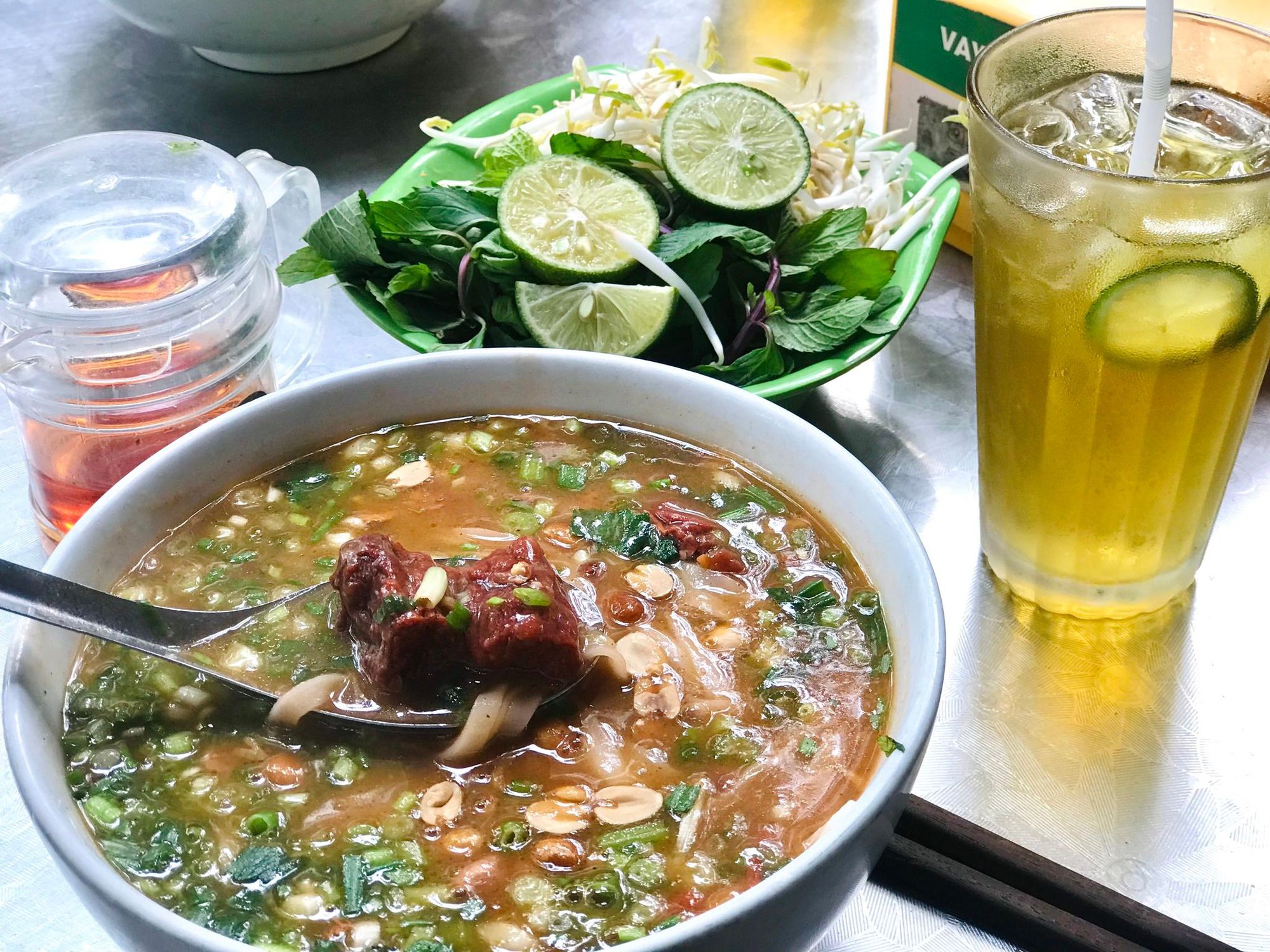 Ký ức Hà Nội: Bát phở đêm &quot;mê hoặc lòng người&quot; trên con phố cổ - Ảnh 1.