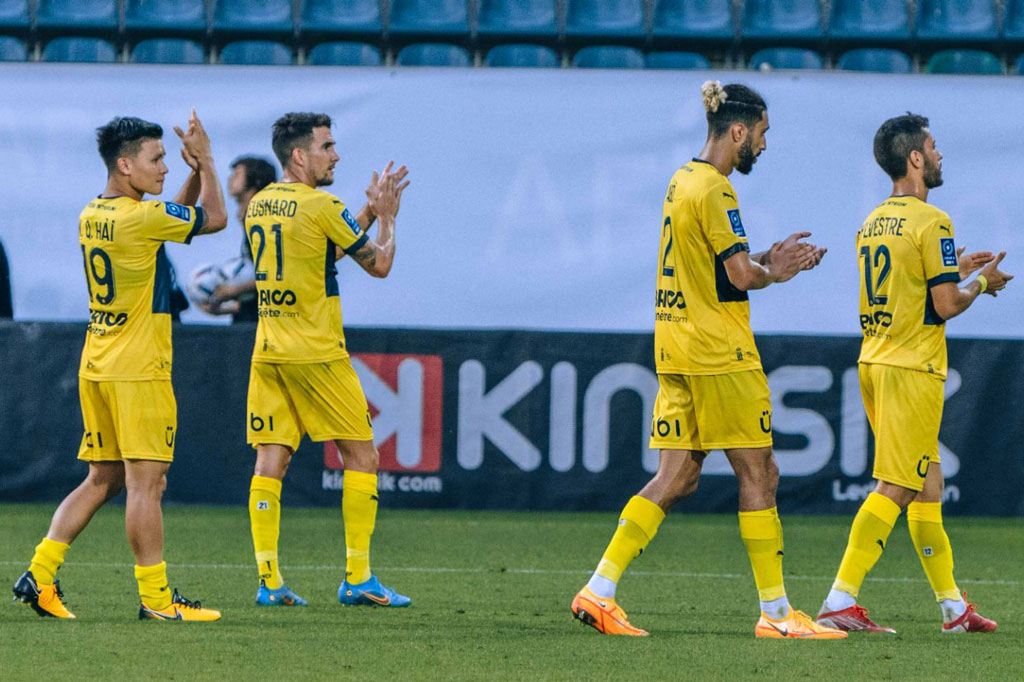 CĐV Việt Nam phản ứng trái chiều khi Quang Hải dự bị ở trận gặp Sochaux - Ảnh 1.