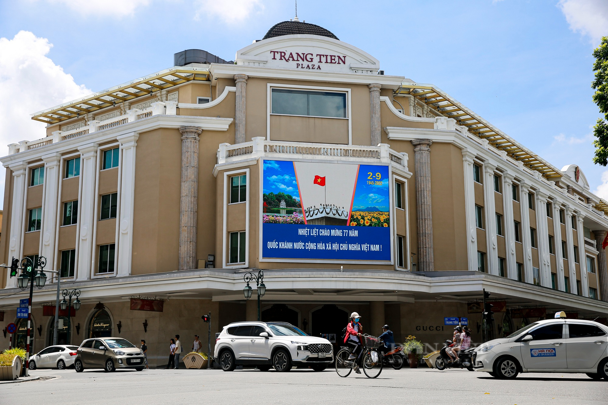 Đường phố Hà Nội rực màu cờ đỏ thắm chào mừng ngày Quốc khánh 2/9 - Ảnh 11.