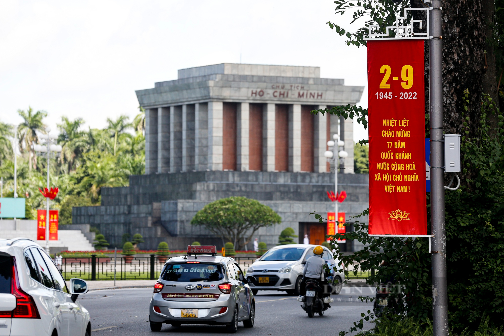 Đường phố Hà Nội rực màu cờ đỏ thắm chào mừng ngày Quốc khánh 2/9 - Ảnh 2.
