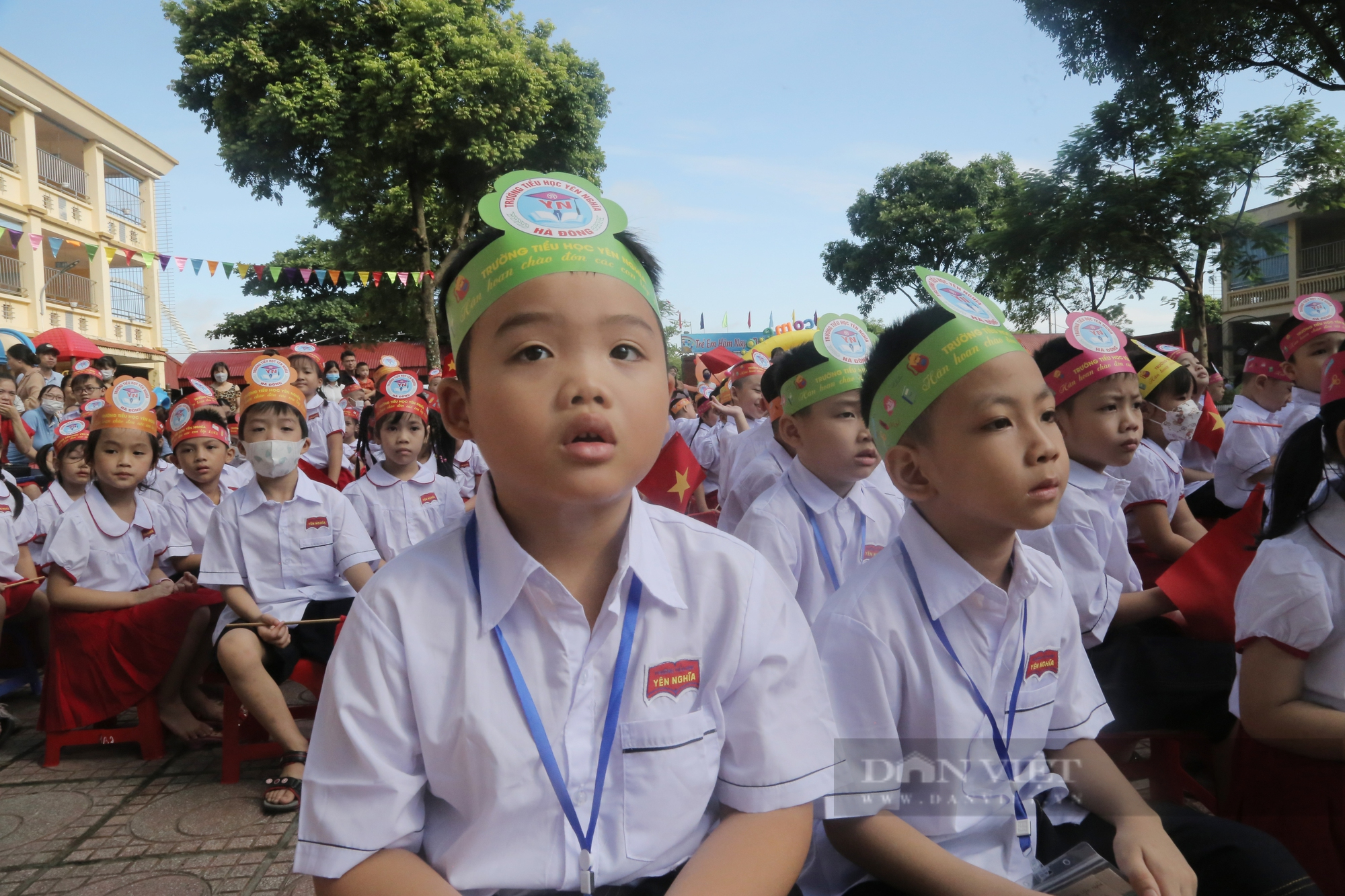 Học sinh lớp 1 Hà Nội tựu trường với muôn vàn biểu cảm đáng yêu, ai cũng phải bật cười - Ảnh 8.