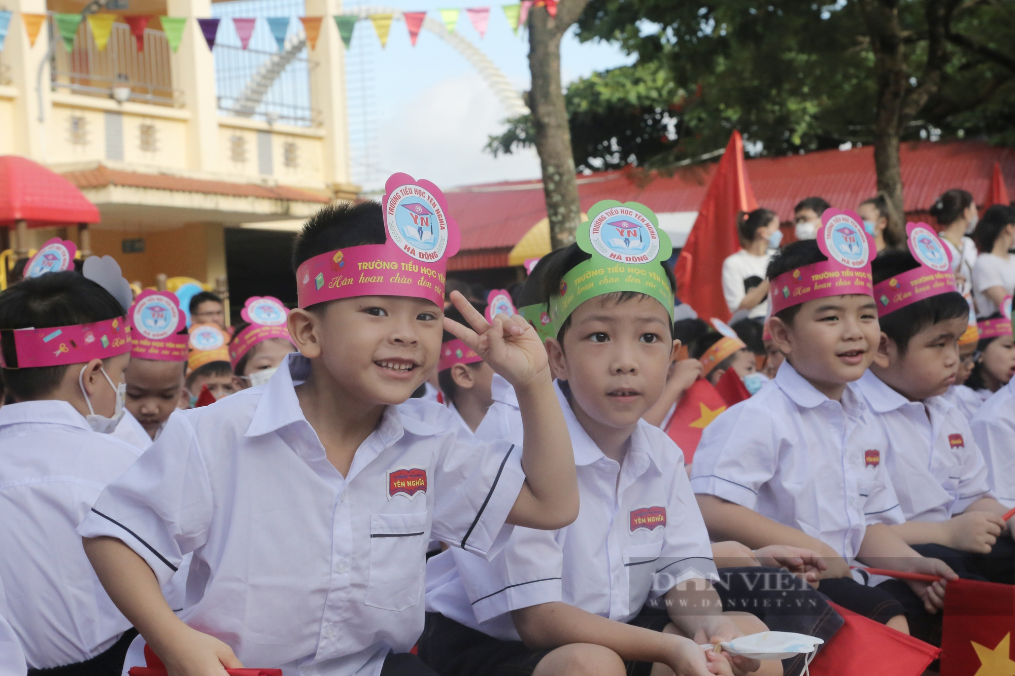 Học sinh lớp 1 Hà Nội tựu trường với muôn vàn biểu cảm đáng yêu, ai cũng phải bật cười - Ảnh 9.