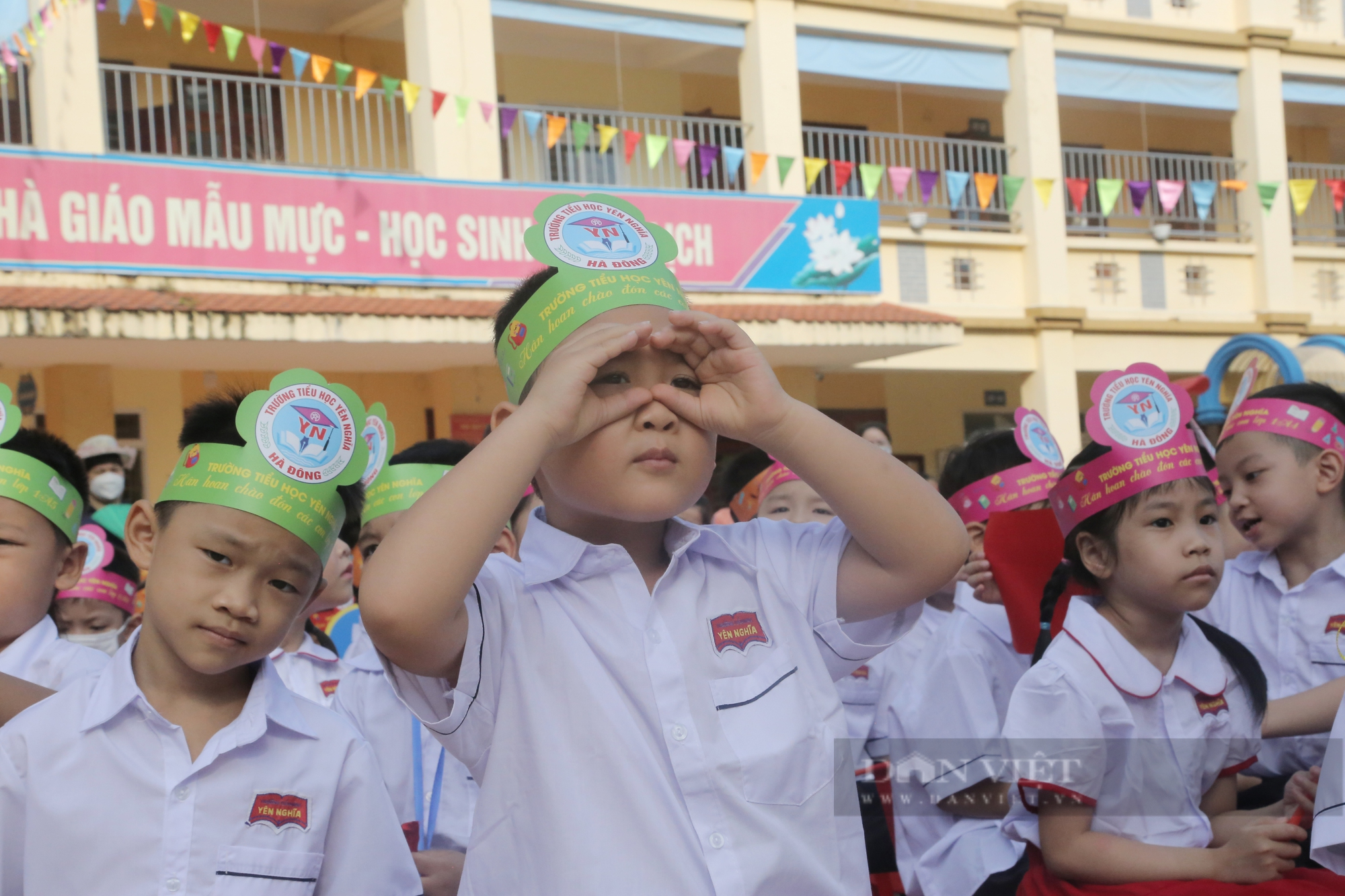 Học sinh lớp 1 Hà Nội tựu trường với muôn vàn biểu cảm đáng yêu, ai cũng phải bật cười - Ảnh 10.