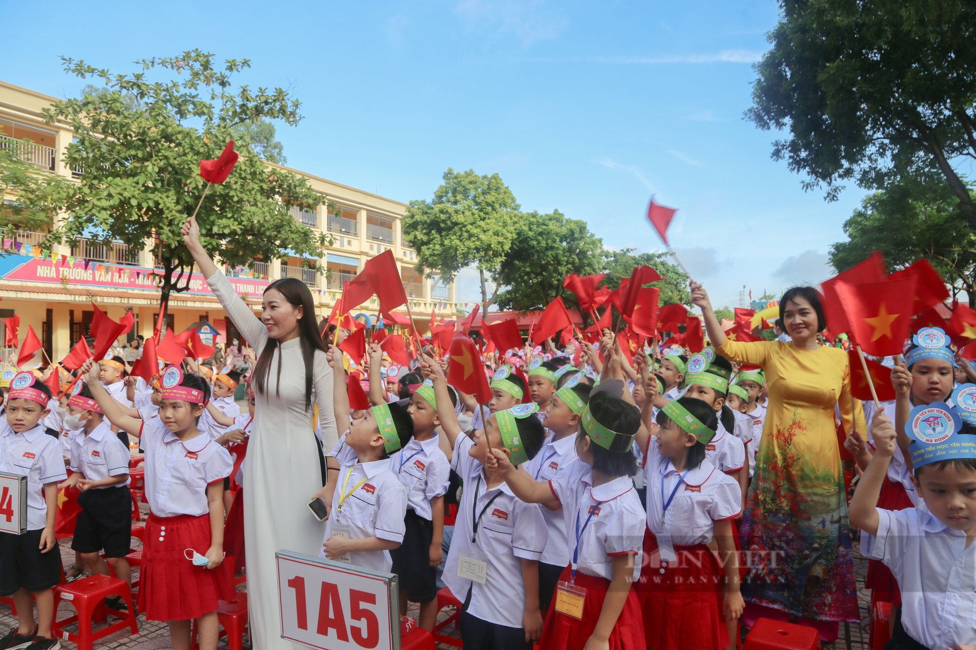 Học sinh lớp 1 Hà Nội tựu trường với muôn vàn biểu cảm đáng yêu, ai cũng phải bật cười - Ảnh 14.