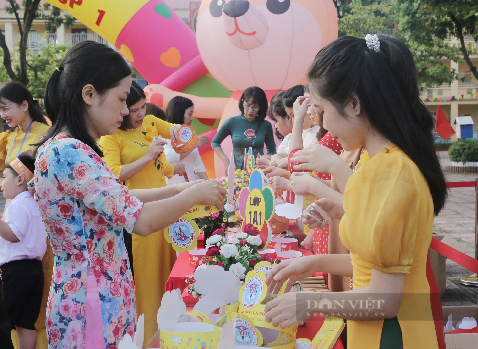 Học sinh lớp 1 Hà Nội tựu trường với muôn vàn biểu cảm đáng yêu, ai cũng phải bật cười - Ảnh 1.