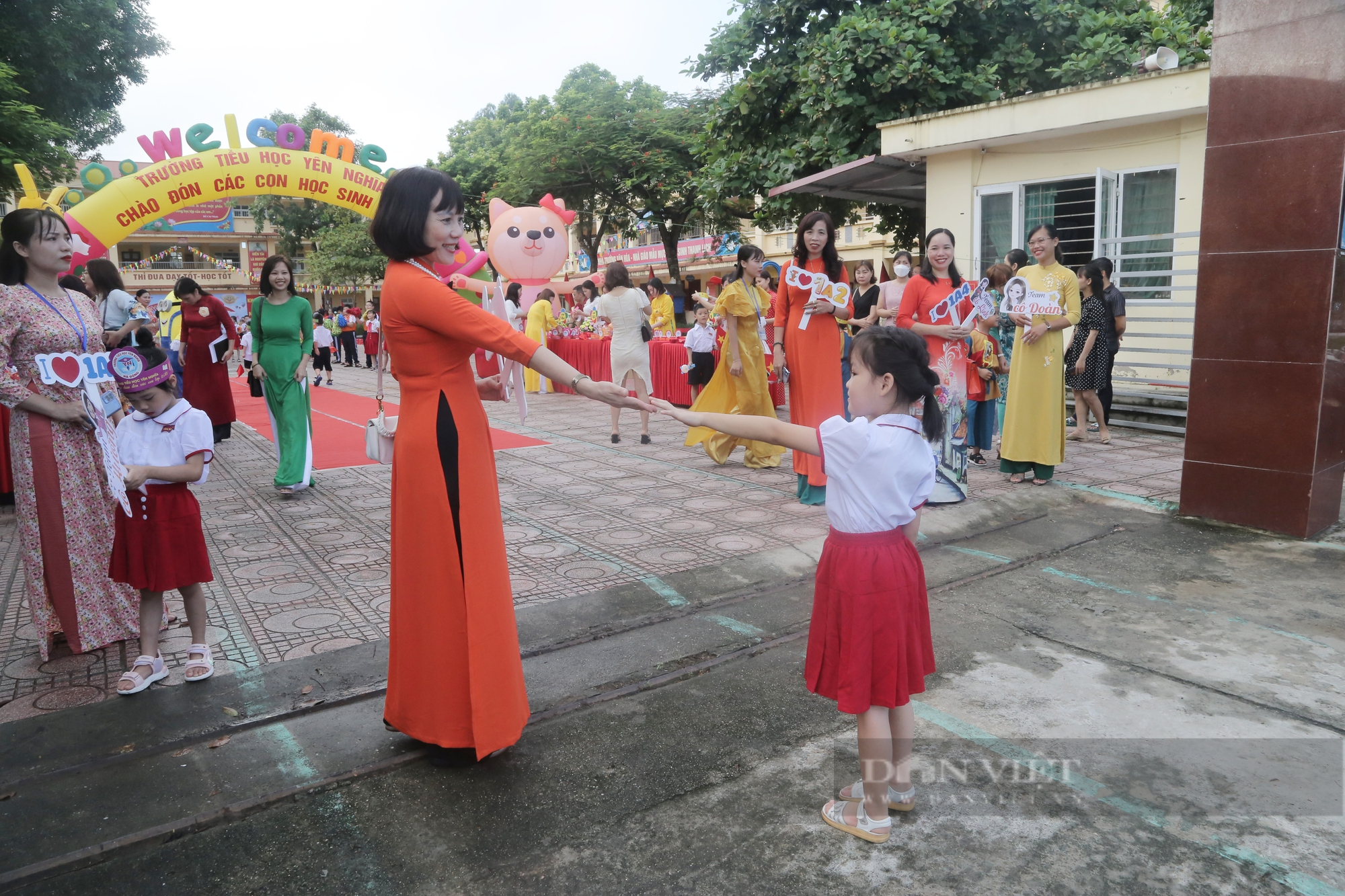 Học sinh lớp 1 Hà Nội tựu trường với muôn vàn biểu cảm đáng yêu, ai cũng phải bật cười - Ảnh 2.
