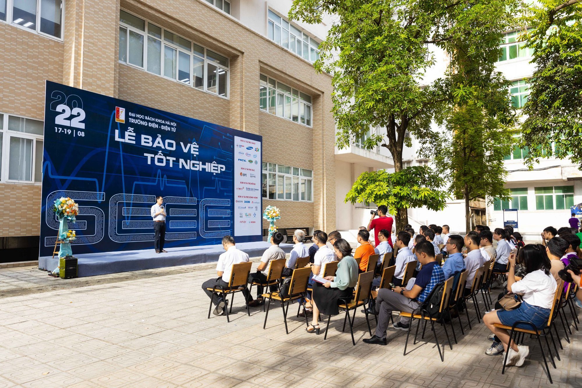 Choáng với tiệc mừng bảo vệ đồ án tốt nghiệp của một trường đại học: Như đám cưới khách sạn 5 sao - Ảnh 3.