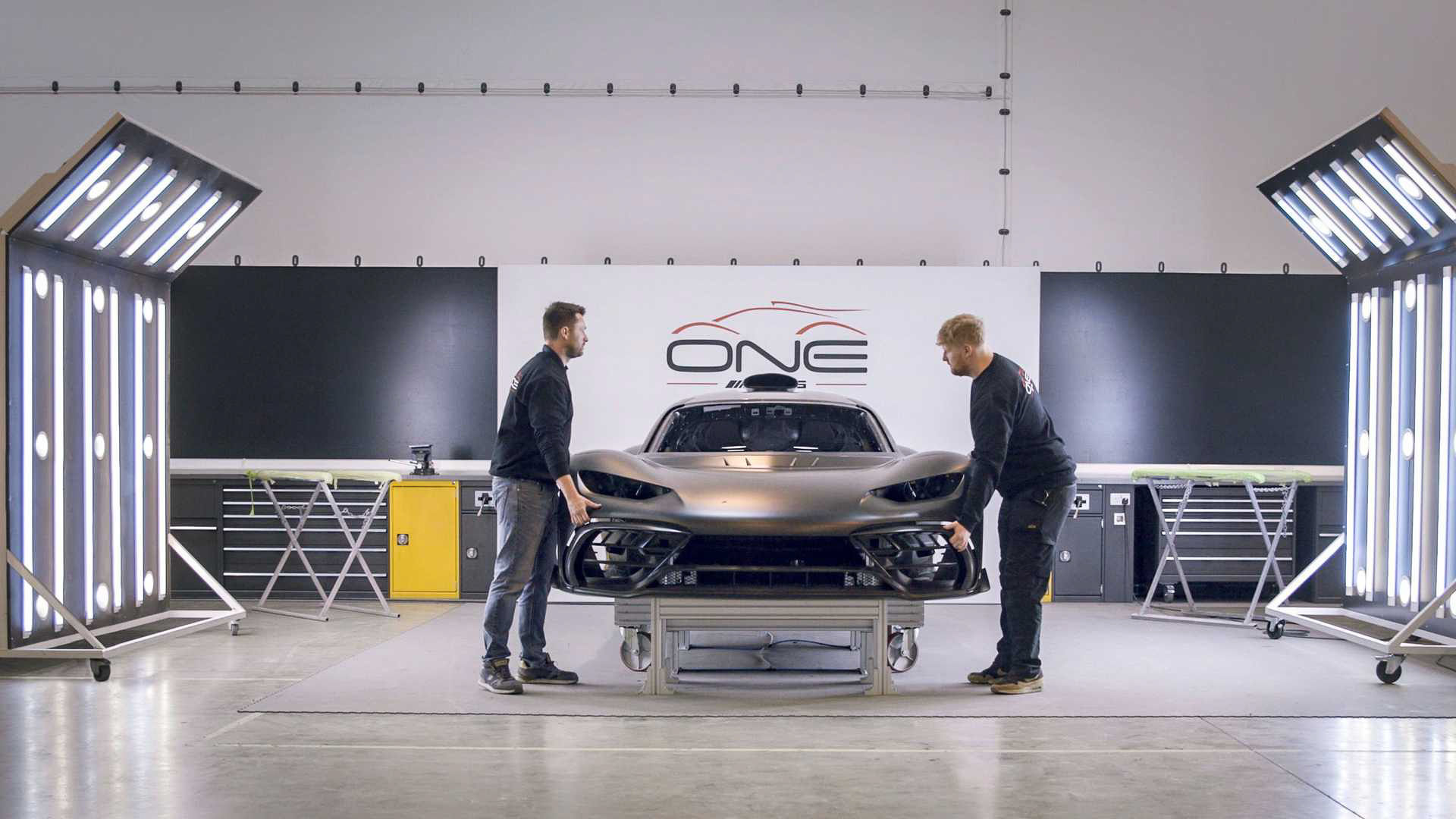 Mercedes-Benz khởi động dây chuyền sản xuất thủ công  AMG One - Ảnh 1.