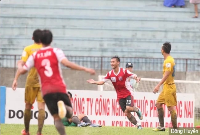11 tài năng &quot;sớm nở chóng tàn&quot; của bóng đá Việt: Tiếc nhất thủ môn Bùi Tiến Dũng? - Ảnh 9.