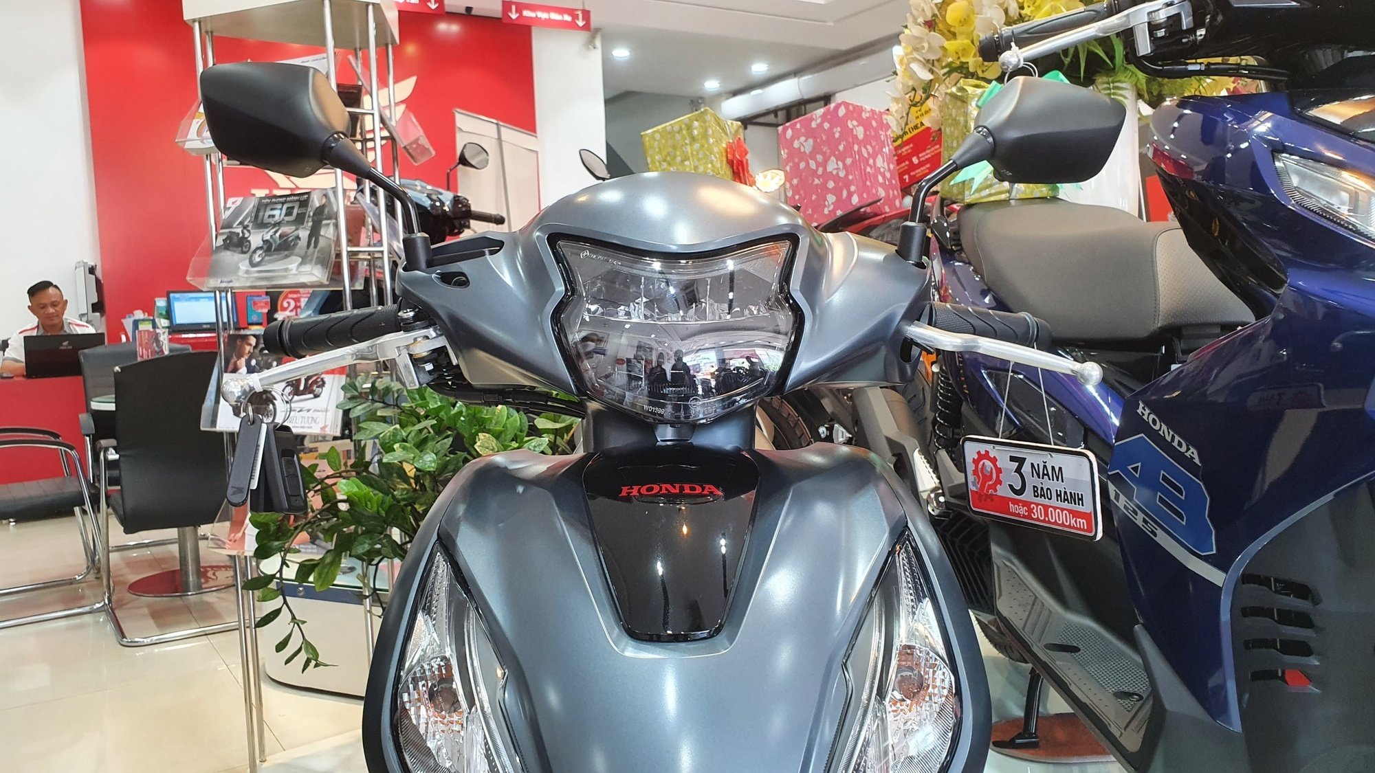 Honda Vision, Yamaha Janus hạ nhiệt và giảm giá - Ảnh 1.