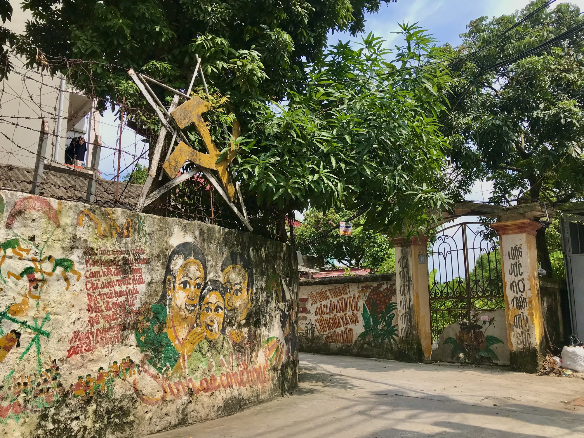 Độc đáo con đường bích họa &quot;đẹp như mơ&quot; ở giữa lòng Hà Nội - Ảnh 2.