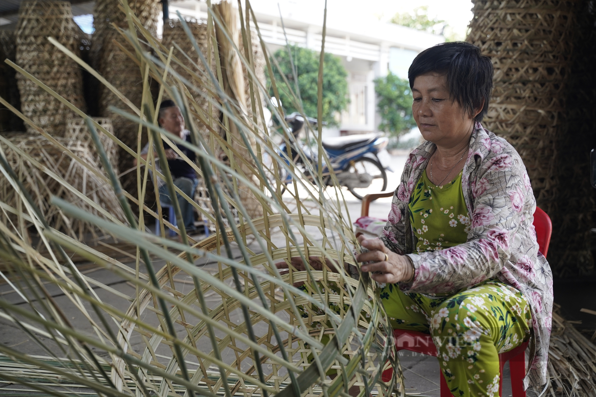 Người dân làng nghề đan giỏ tre Xuân Thới Sơn vẫn theo nghề dù khó khăn - Ảnh 1.