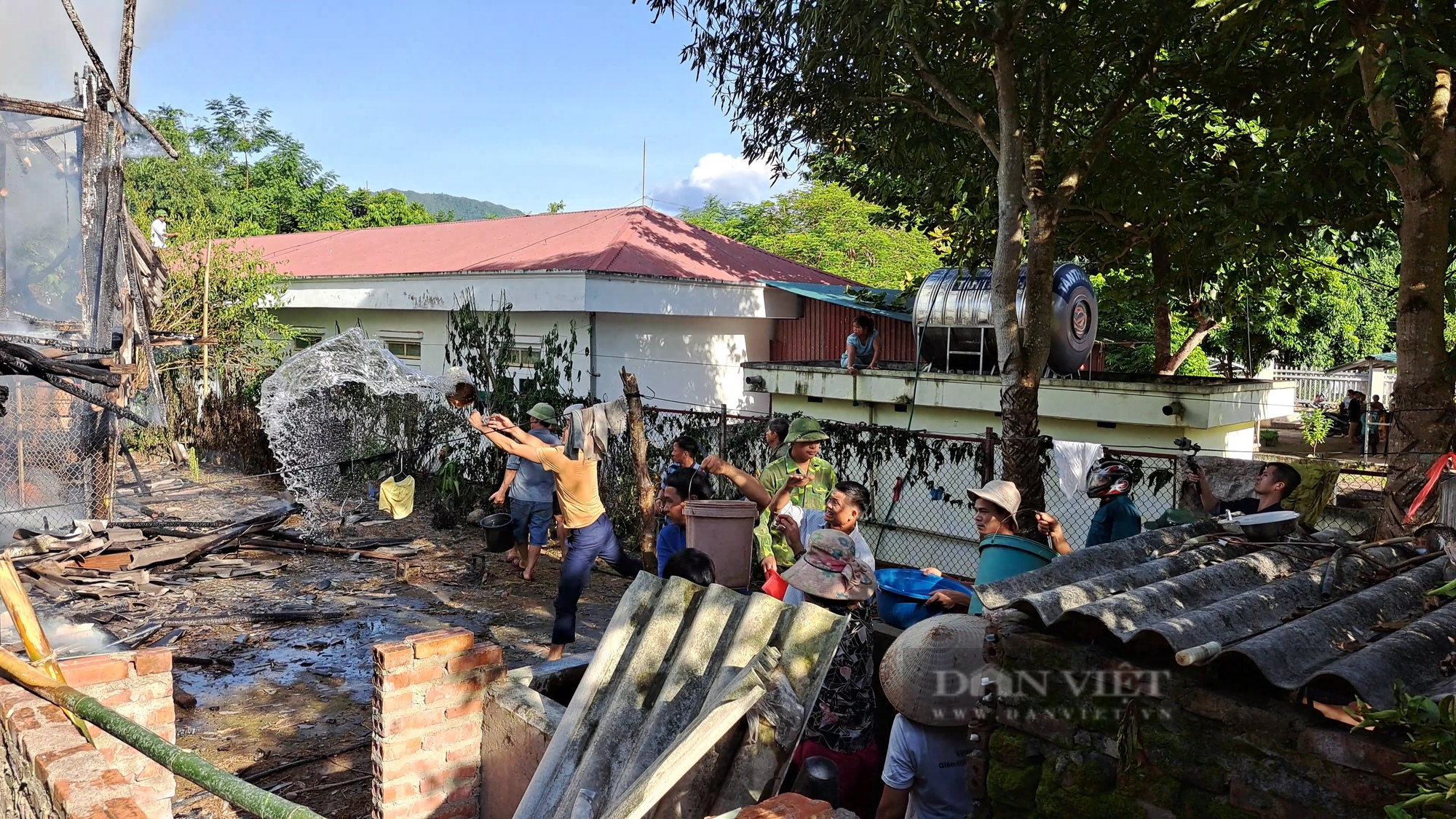 Gần trăm người chữa cháy ngôi nhà gian ở Lai Châu - Ảnh 4.