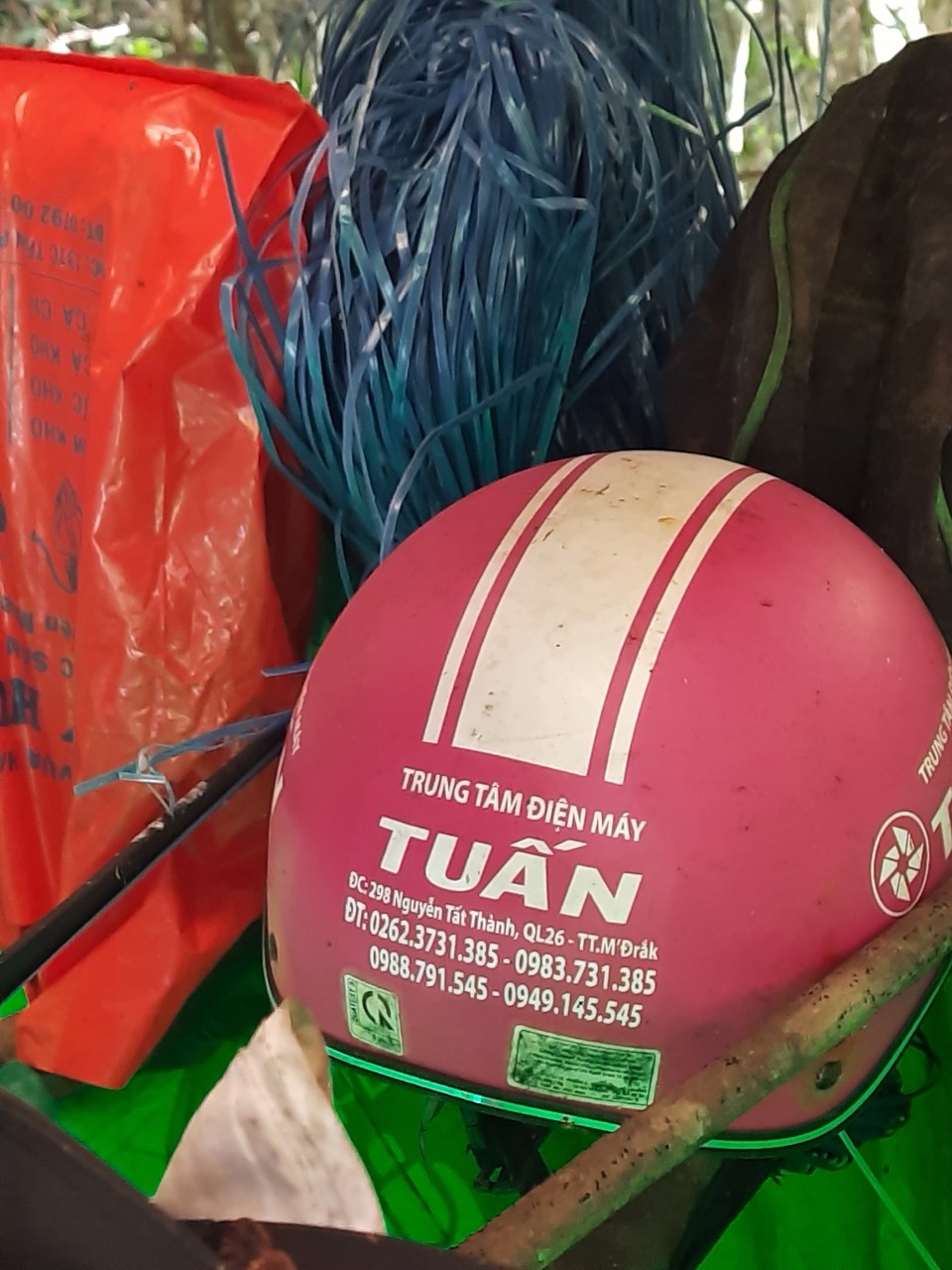 Vụ hai bộ xương người tìm thấy ở rừng giáp ranh: Phát hiện đồ vật mang tính tâm linh  - Ảnh 3.