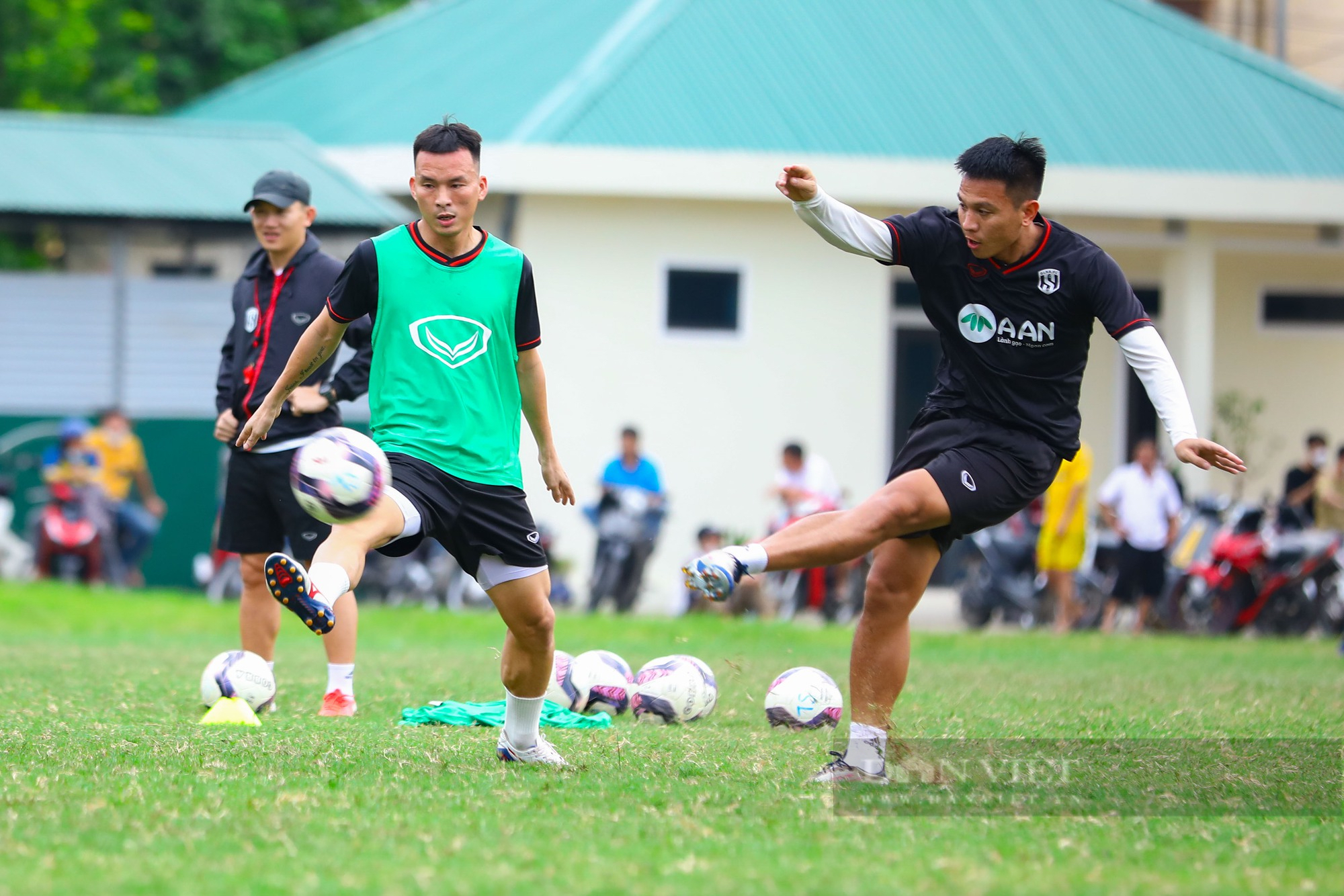 SLNA tập chiến thuật trước trận đối đầu với Hà Nội FC - Ảnh 1.