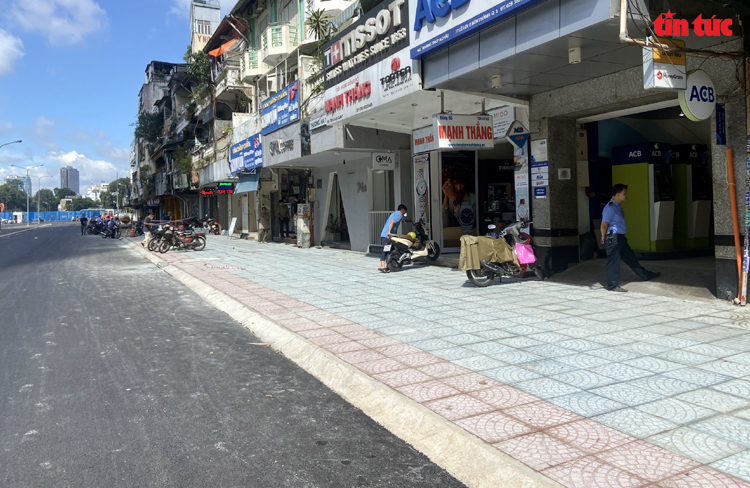 TP Hồ Chí Minh: Đường Lê Lợi dần lộ diện sau 8 năm rào chắn thi công metro - Ảnh 5.