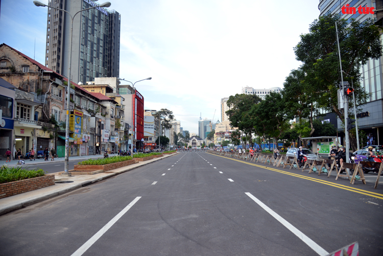 TP Hồ Chí Minh: Đường Lê Lợi dần lộ diện sau 8 năm rào chắn thi công metro - Ảnh 8.