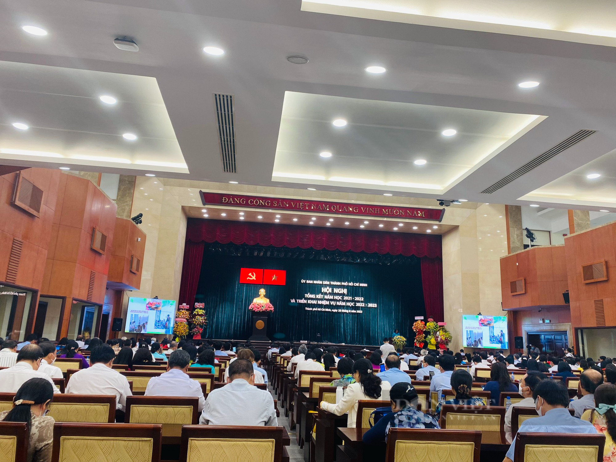 TP.HCM: Khen thưởng 125 tập thể xuất sắc, đặt ra 14 nhiệm vụ trọng tâm cho năm học mới - Ảnh 1.