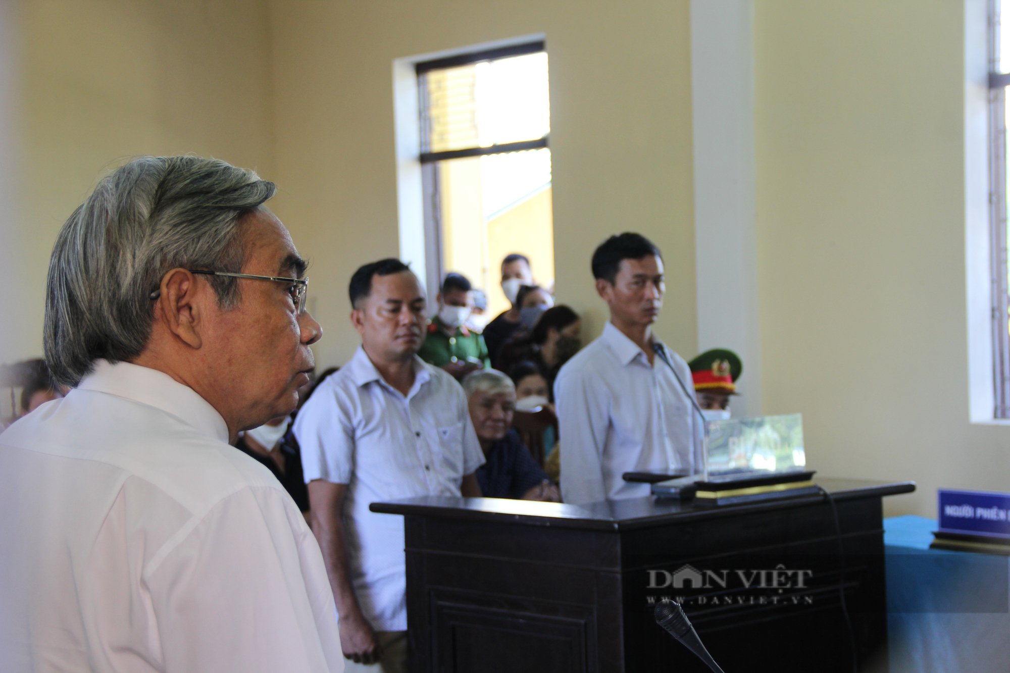 Nguyên Chủ tịch xã và địa chính hầu toà vì vụ lợi: Bị cáo khóc khi nói lời sau cùng - Ảnh 4.