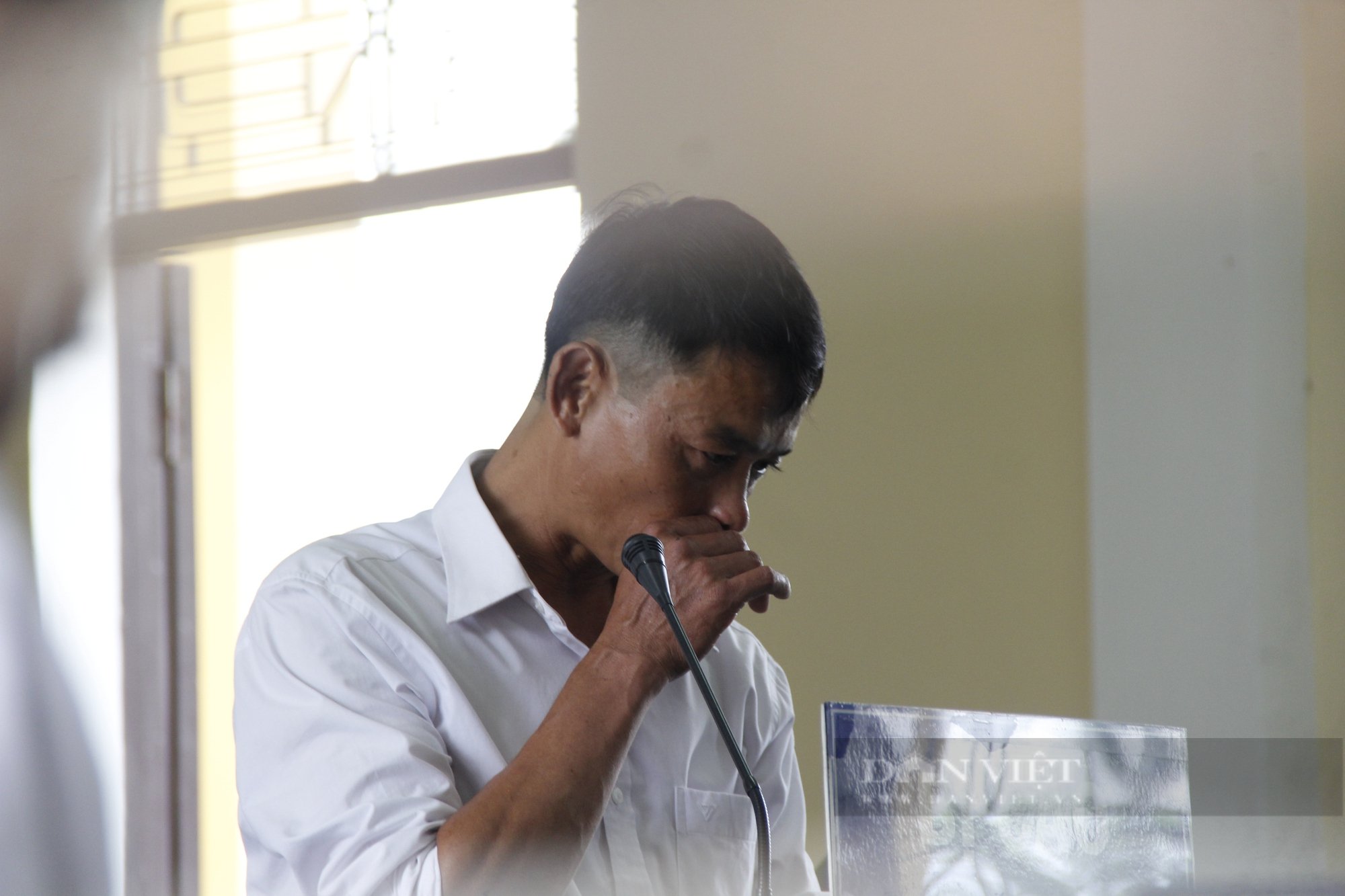 Nguyên Chủ tịch xã và địa chính hầu toà vì vụ lợi: Bị cáo khóc khi nói lời sau cùng - Ảnh 5.