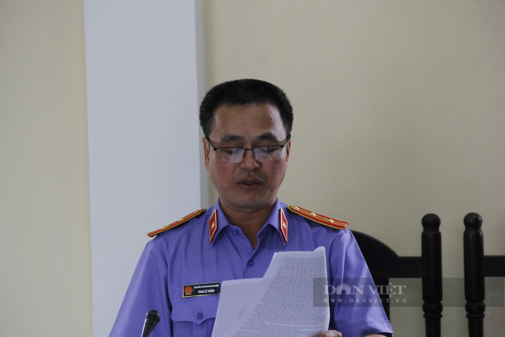 Nguyên Chủ tịch xã và địa chính hầu toà vì vụ lợi: Bị cáo khóc khi nói lời sau cùng - Ảnh 3.