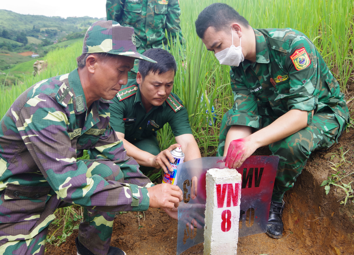 Khảo sát 2 mốc và sơn 11 cọc dấu tuyến biên giới Việt Nam- Lào - Ảnh 2. Khảo sát 2 mốc và sơn 11 cọc dấu tuyến biên giới Việt Nam- Lào - Ảnh 2.