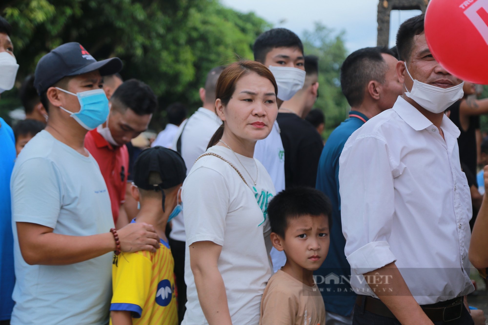 Hàng nghìn CĐV Nghệ An chen chúc tạo nên cảnh hỗn loạn trước trận đấu Hà Nội FC - Ảnh 5.