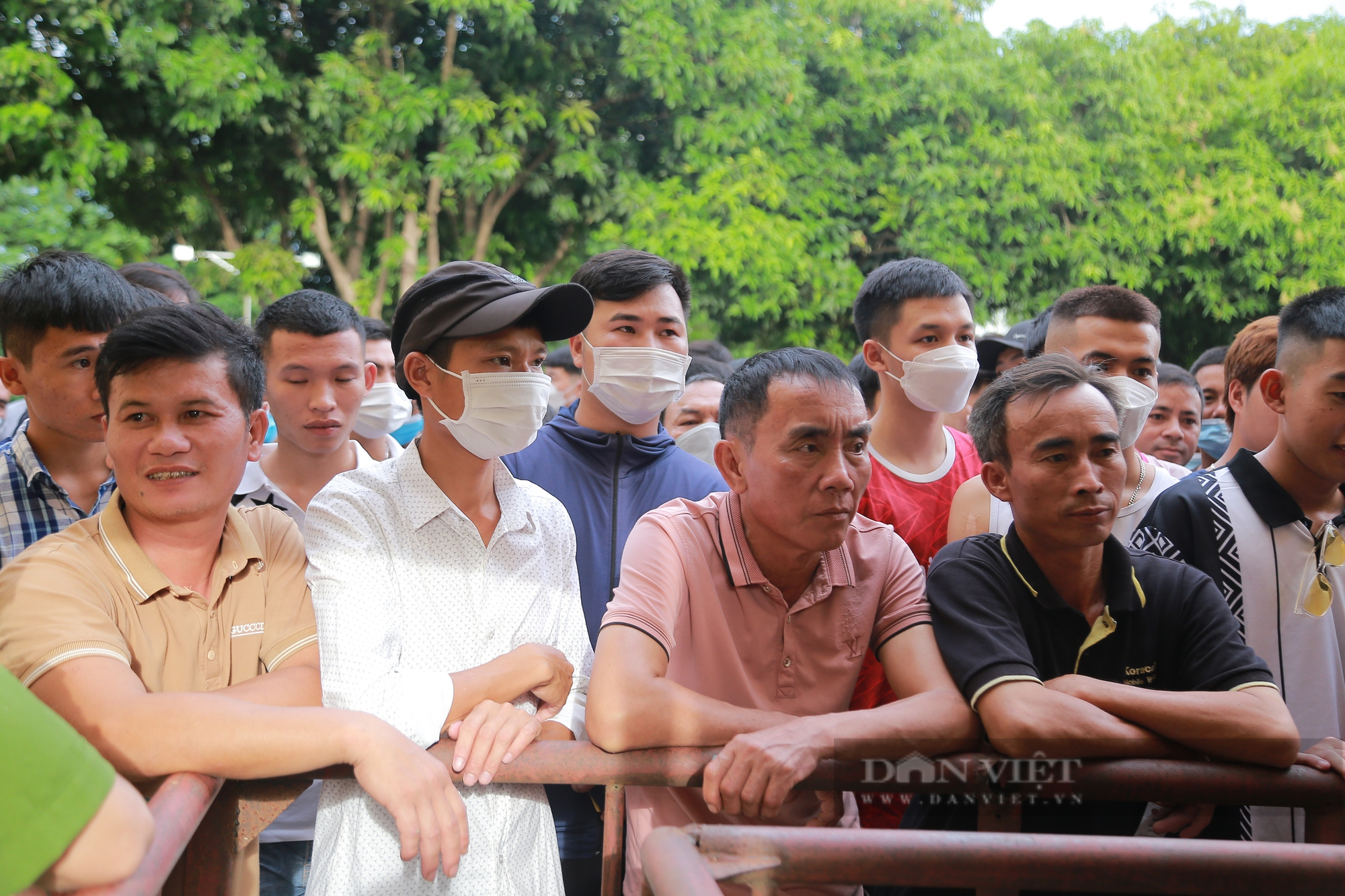 Hàng nghìn CĐV Nghệ An chen chúc tạo nên cảnh hỗn loạn trước trận đấu Hà Nội FC - Ảnh 4.