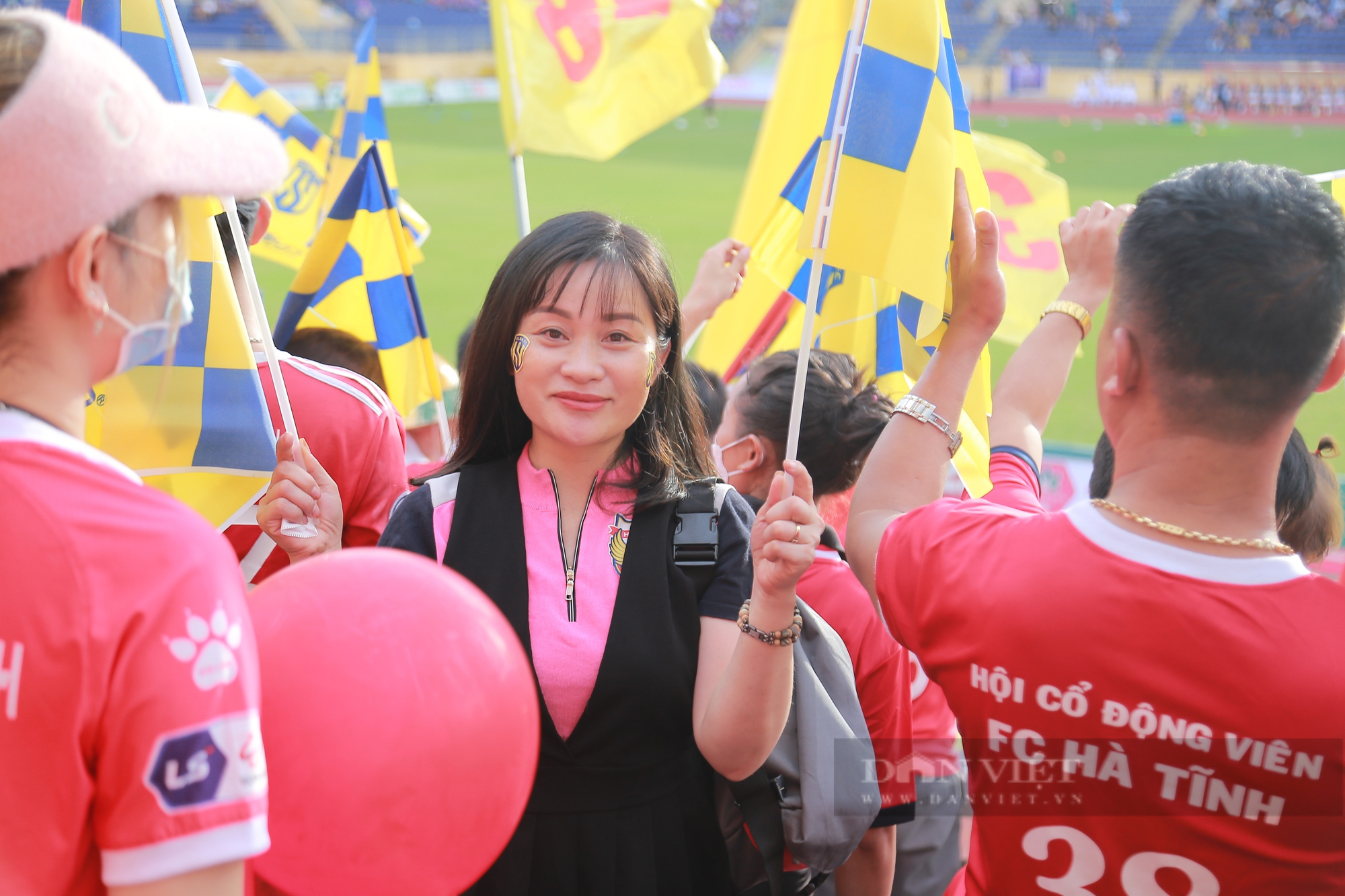 Hàng nghìn CĐV Nghệ An chen chúc tạo nên cảnh hỗn loạn trước trận đấu Hà Nội FC - Ảnh 6.