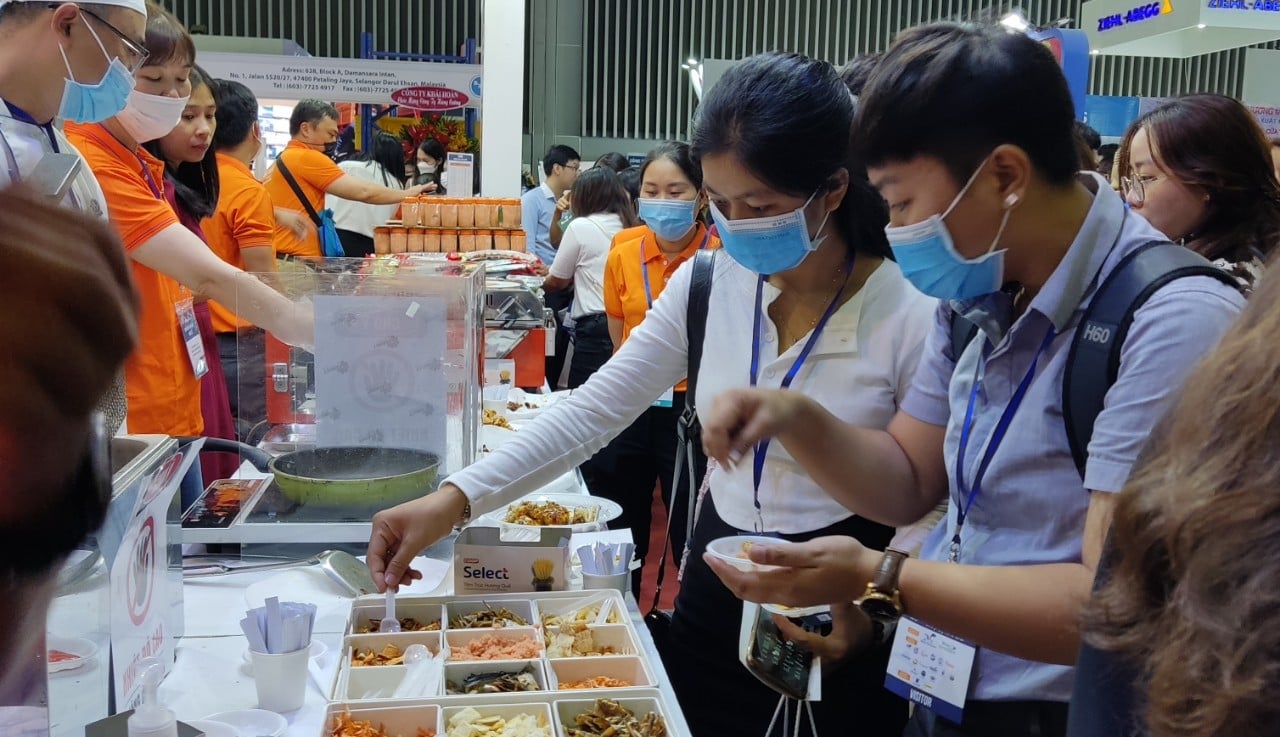 Xếp hàng chờ thưởng thức hải sản tại hội chợ thủy sản lớn nhất Việt Nam - Ảnh 3. Xếp hàng chờ thưởng thức hải sản tại hội chợ thủy sản lớn nhất Việt Nam - Ảnh 3.