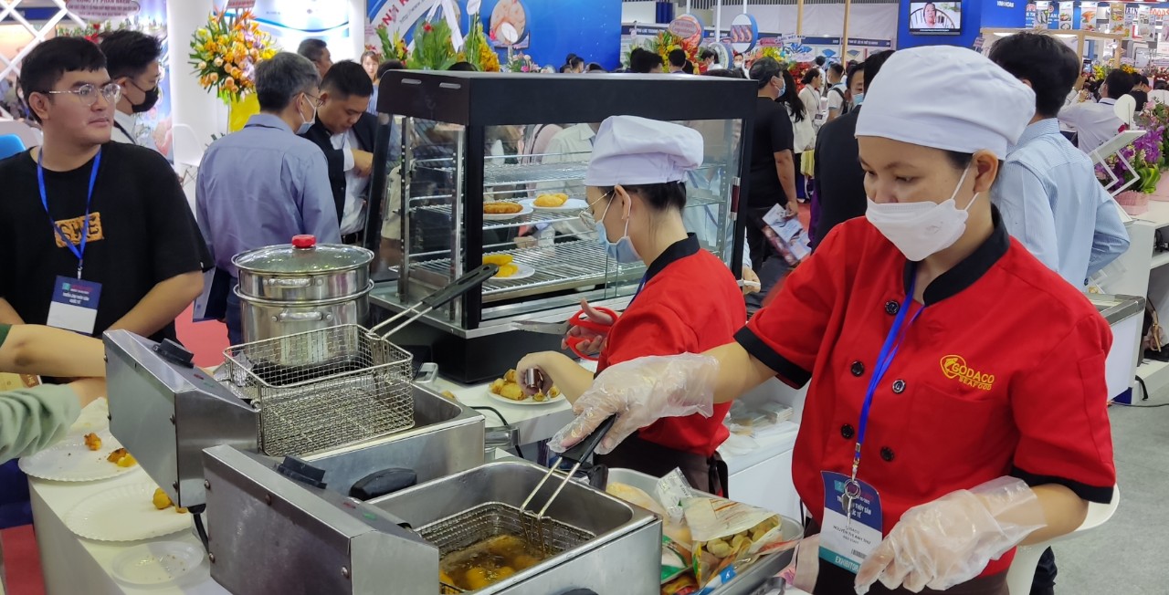 Xếp hàng chờ thưởng thức hải sản tại hội chợ thủy sản lớn nhất Việt Nam - Ảnh 1. Xếp hàng chờ thưởng thức hải sản tại hội chợ thủy sản lớn nhất Việt Nam - Ảnh 1.