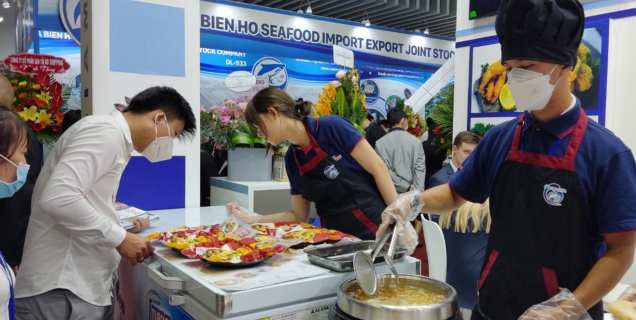 Xếp hàng chờ thưởng thức hải sản tại hội chợ thủy sản lớn nhất Việt Nam - Ảnh 6. Xếp hàng chờ thưởng thức hải sản tại hội chợ thủy sản lớn nhất Việt Nam - Ảnh 6.