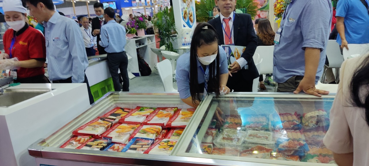 Xếp hàng chờ thưởng thức hải sản tại hội chợ thủy sản lớn nhất Việt Nam - Ảnh 2. Xếp hàng chờ thưởng thức hải sản tại hội chợ thủy sản lớn nhất Việt Nam - Ảnh 2.