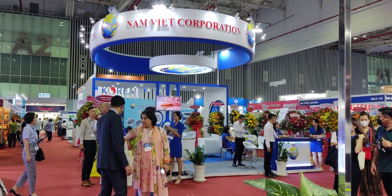 Xếp hàng chờ thưởng thức hải sản tại hội chợ thủy sản lớn nhất Việt Nam - Ảnh 5. Xếp hàng chờ thưởng thức hải sản tại hội chợ thủy sản lớn nhất Việt Nam - Ảnh 5.
