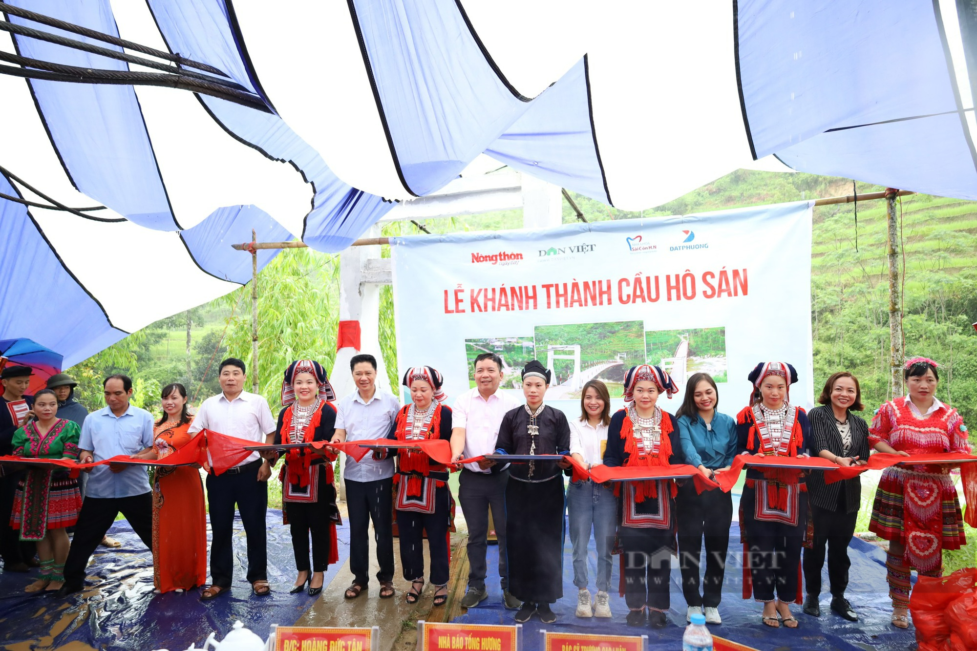 Hà Giang: Người dân xã Hồ Thầu đội mưa gió đi khánh thành cầu Hô Sán - Ảnh 1.