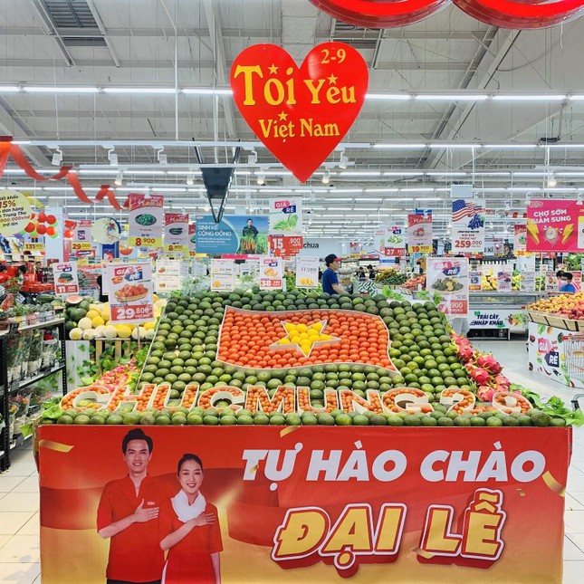 Trước lễ Quốc khánh, siêu thị tung khuyến mãi lớn: Trứng gà, cá hồi... dự báo hút hàng - Ảnh 2.