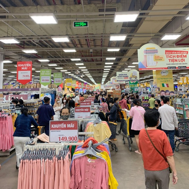 Trước lễ Quốc khánh, siêu thị tung khuyến mãi lớn: Trứng gà, cá hồi... dự báo hút hàng - Ảnh 4.