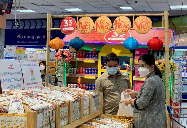 Trước lễ Quốc khánh, siêu thị tung khuyến mãi lớn: Trứng gà, cá hồi... dự báo hút hàng - Ảnh 3.