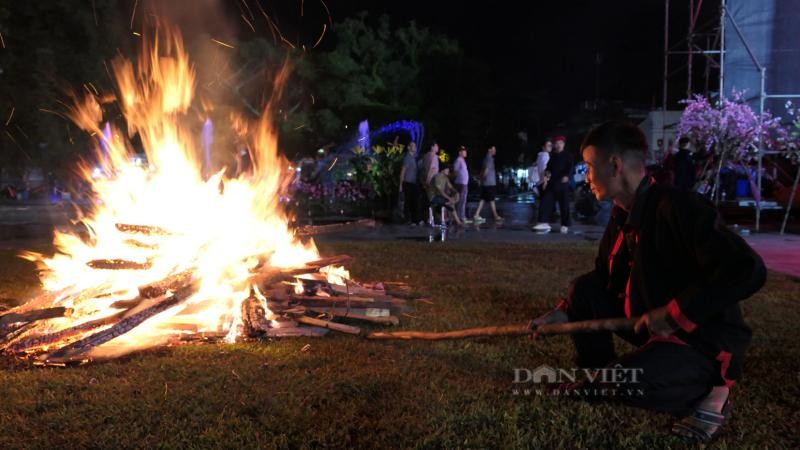 Lung linh, huyền bí lễ nhảy lửa của người Pà Thẻn nơi địa đầu Tổ quốc - Ảnh 2.