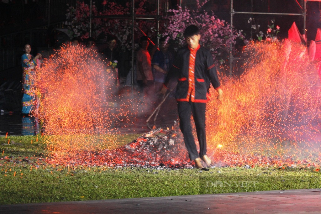 Lung linh, huyền bí lễ nhảy lửa của người Pà Thẻn nơi địa đầu Tổ quốc - Ảnh 7.