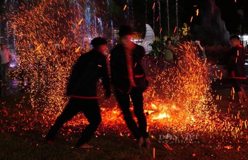 Lung linh, huyền bí lễ nhảy lửa của người Pà Thẻn nơi địa đầu Tổ quốc - Ảnh 6.