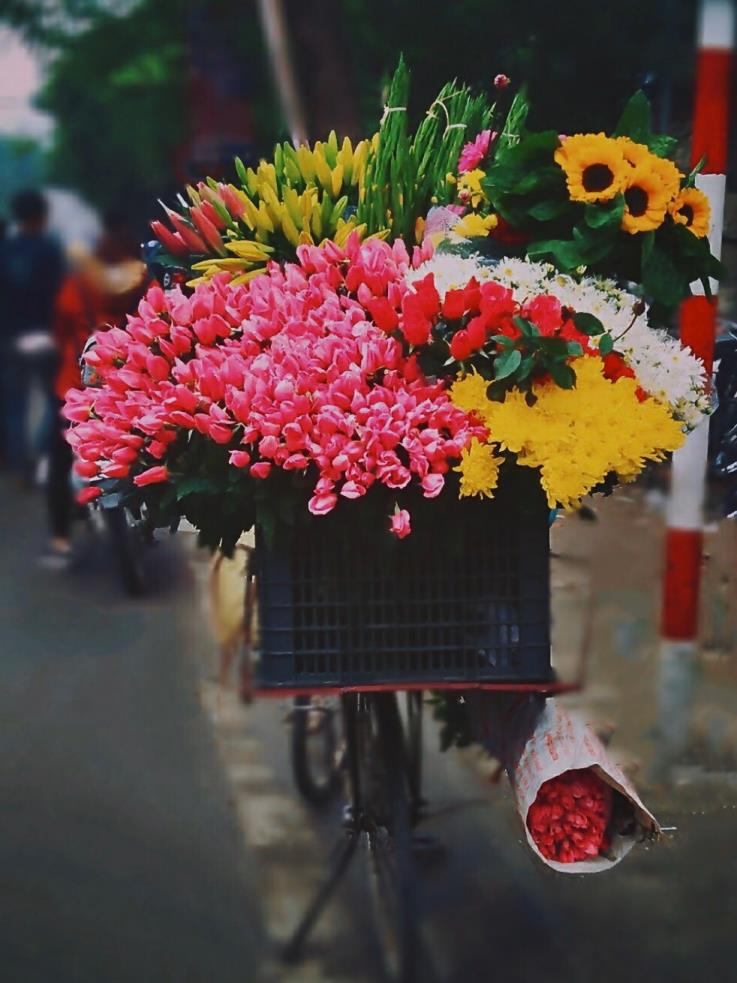 Ký ức Hà Nội: Những gánh hàng hoa mộc mạc, làm đẹp cho đời - Ảnh 2.