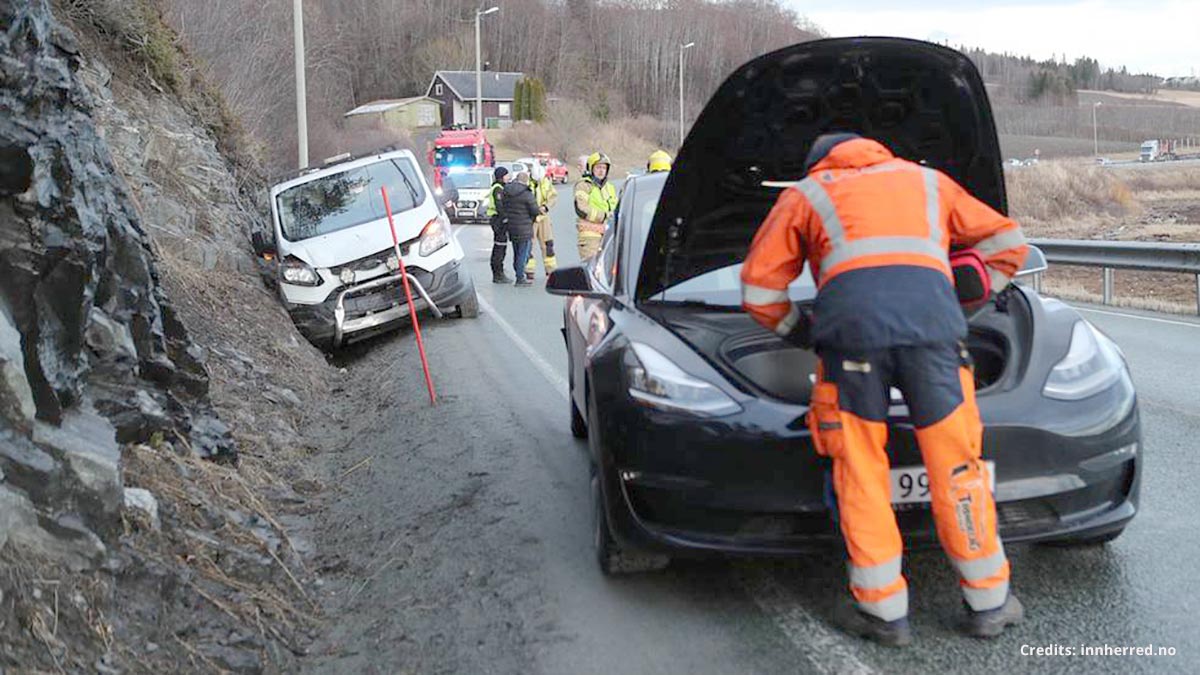 Tesla buộc phải trả cho khách hàng 100 nghìn đô la vì tính năng lái tự động bị trục trặc. Ảnh: @AFP.