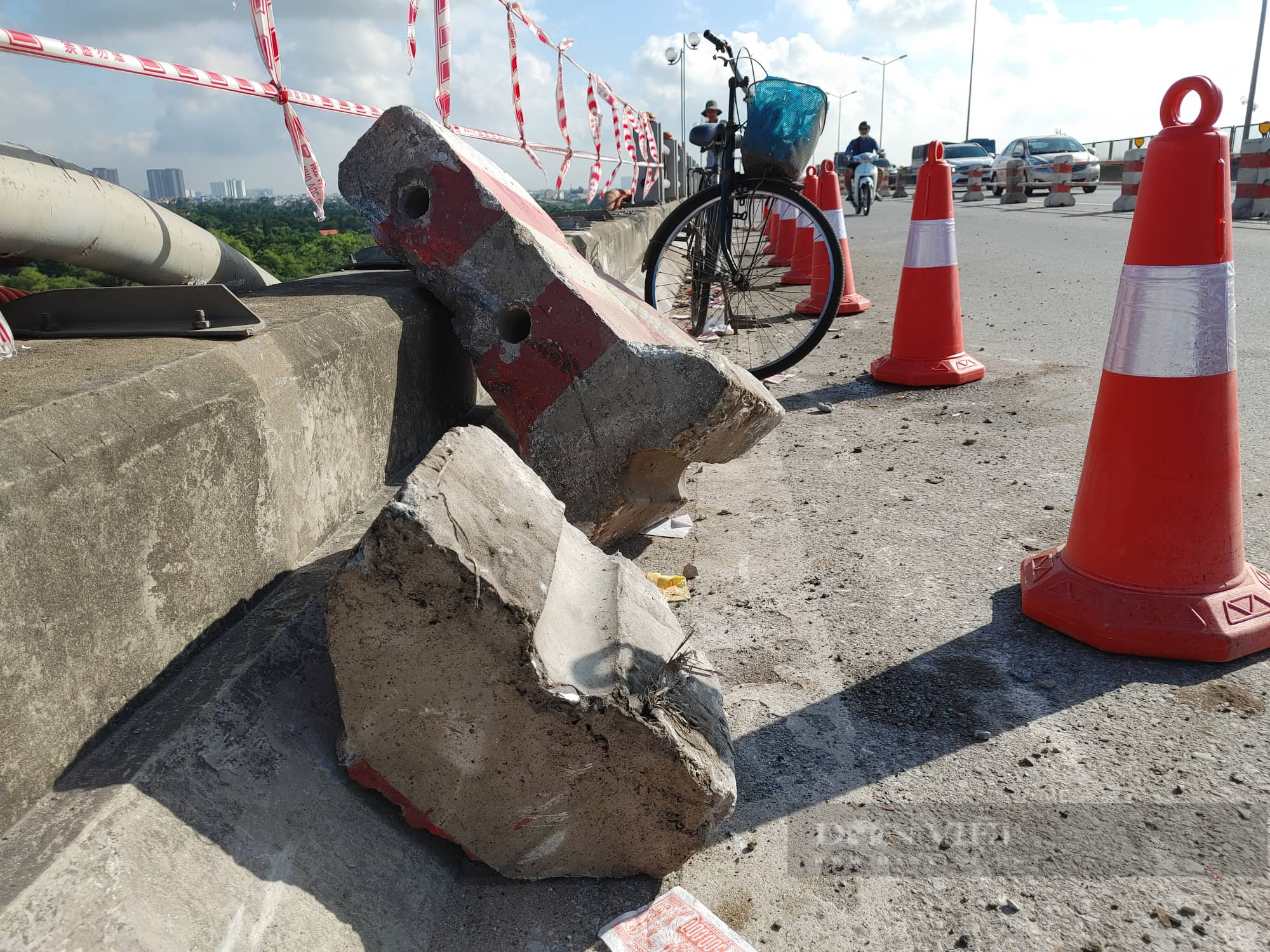 Hiện trường vụ tai nạn xe tải lao xuống sông Hồng trên cầu Thanh Trì - Ảnh 6.