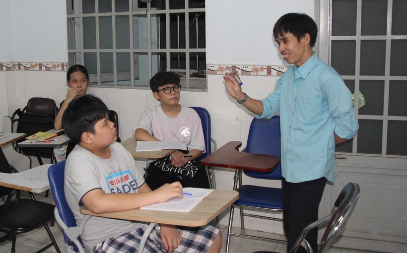 Lớp học miễn phí của &quot;thầy giáo công nhân&quot; - Ảnh 1.