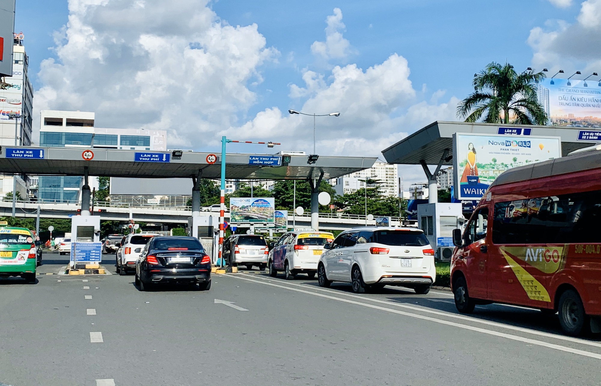 Người dân đi taxi vào sân bay Tân Sơn Nhất chưa phải &quot;gánh&quot; thêm hàng loạt phí - Ảnh 3.