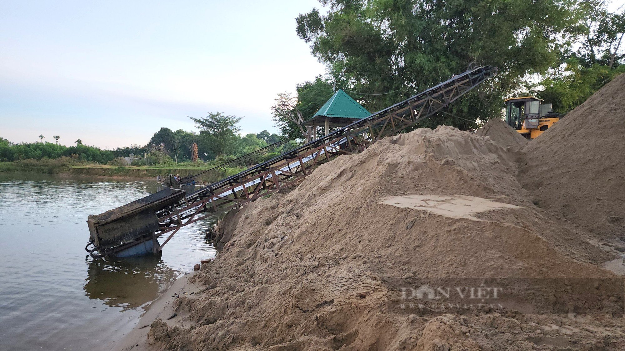 Quảng Trị: Nhiều bãi tập kết cát lậu hoạt động giữa ban ngày, chính quyền không biết? - Ảnh 4.