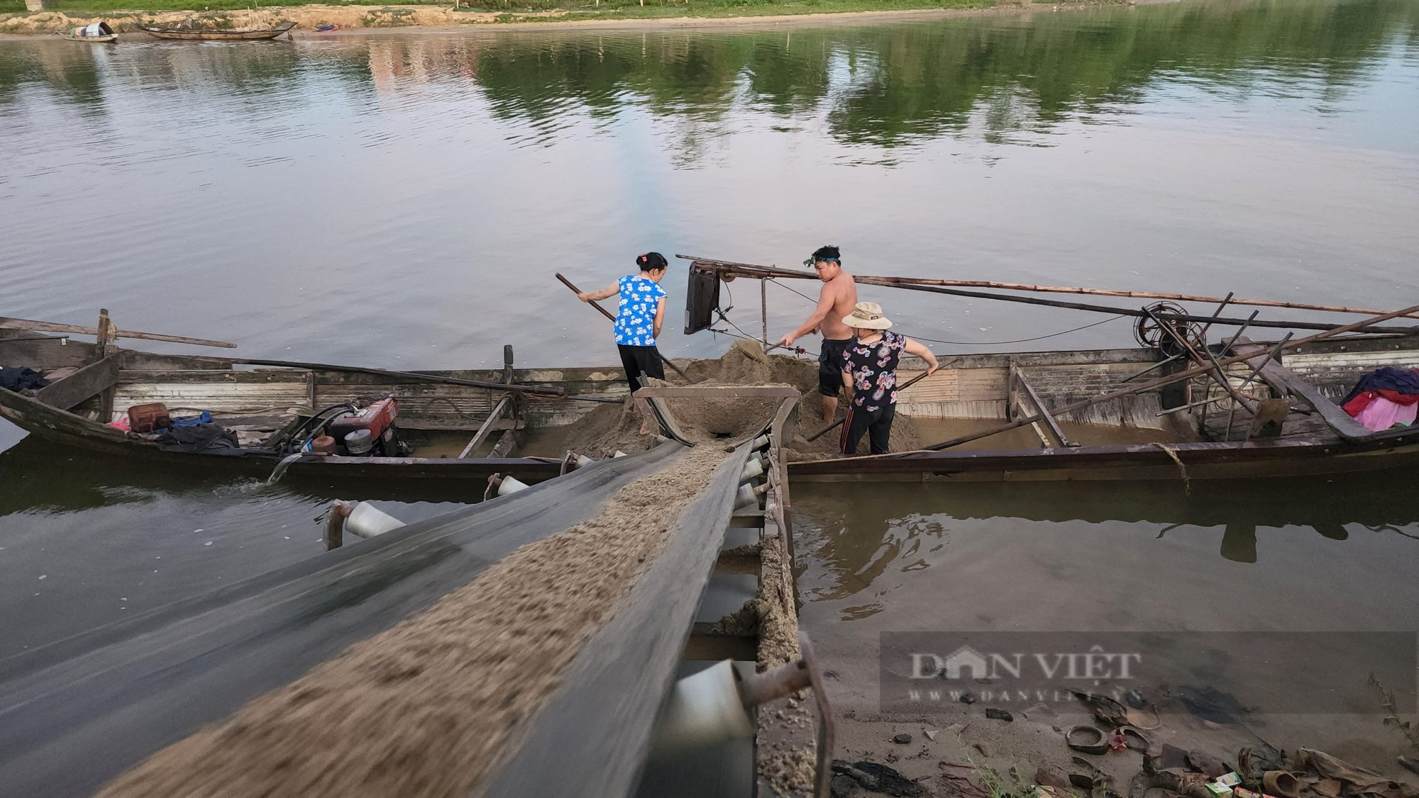 Quảng Trị: Nhiều bãi tập kết cát lậu hoạt động giữa ban ngày, chính quyền không biết? - Ảnh 5.