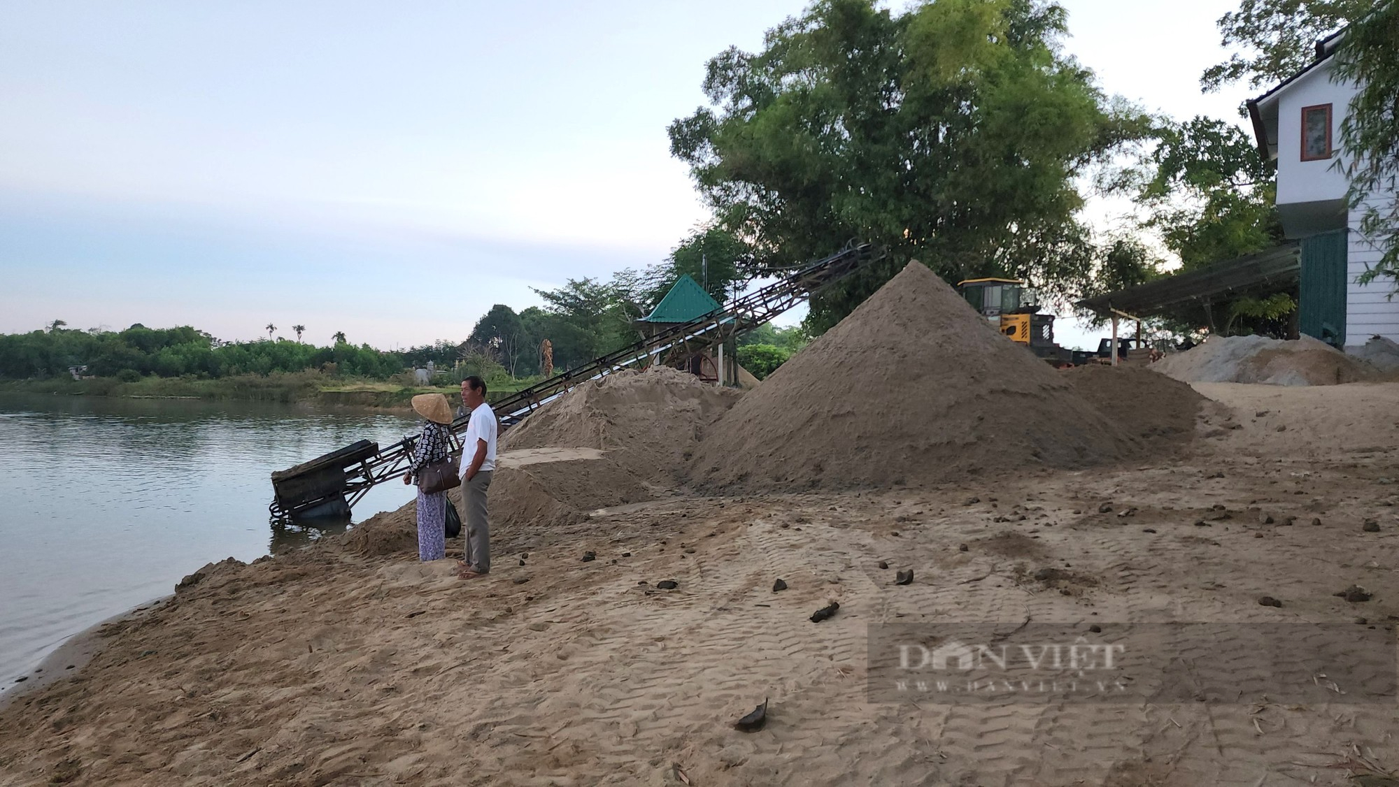 Quảng Trị: Nhiều bãi tập kết cát lậu hoạt động giữa ban ngày, chính quyền không biết? - Ảnh 3.